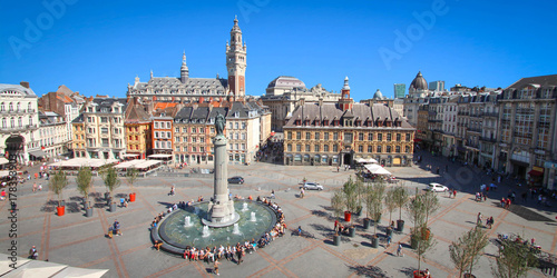 Lille (France) / Grand place avec Vieille bourse et beffroi CCI