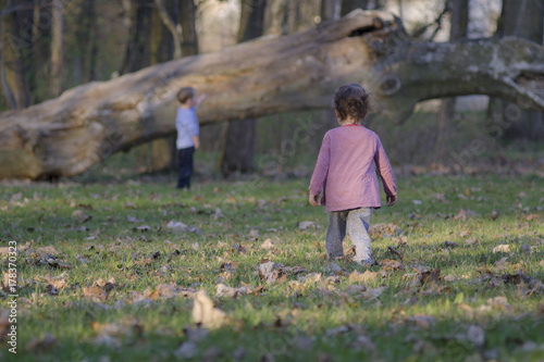 Dzieci bawią się w parku jesienią.
