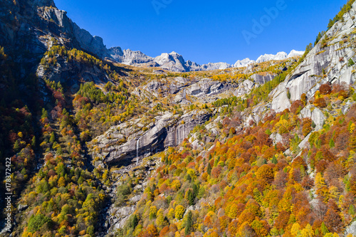 Val Masino - Val di Mello - Valtellina (IT) - Vista aerea panoramica autunnale 