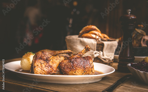 Gegrillte Ente mit Blaukraut und Kartoffelknödel aus dem Ofen