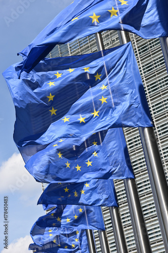 europe drapeau etoile CEE communaute commission parlement europeen institutions politique Berlaymont Brexit berne deuil