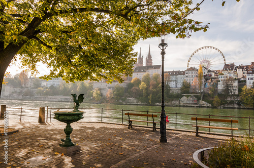 Basel, Stadt, Altstadt, Kleinbasel, Rhein, Rheinufer, Uferweg, Brunnen, Basiliskenbrunnen, Herbst, Herbstmesse, Basel-Stadt, Schweiz