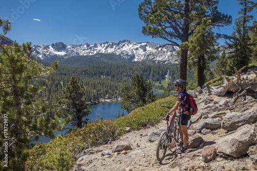 Mountainbike fahren in Mammoth Lakes, Sierra Nevada, Kalifornien, USA