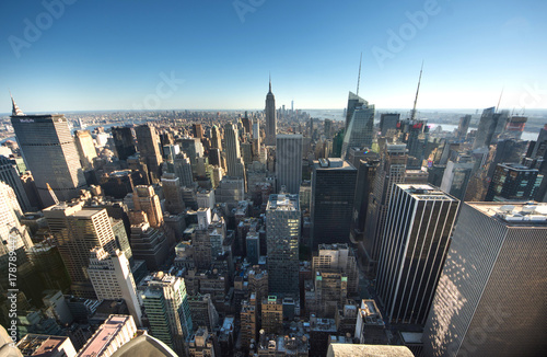 Nowy Jork. Panoramę centrum Manhattanu z oświetlonym Empire State Building i wieżowce o zachodzie słońca.