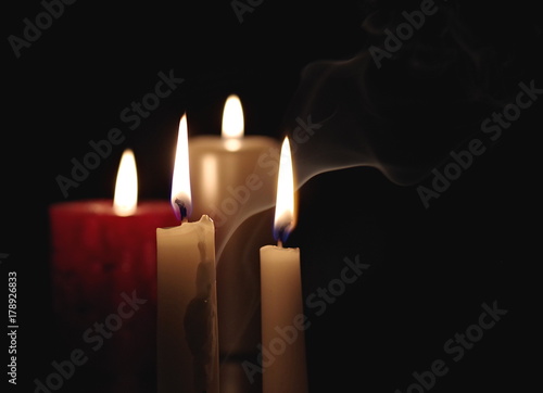 płomień świecy w ciemności