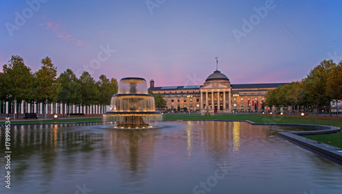 Wiesbaden, Kurhaus im Sonnenuntergang