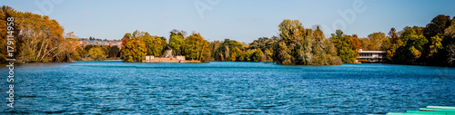 Panorama du lac du Parc de la Tête d'Or en automne à Lyon