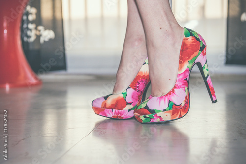 Chaussures à talons hauts en tissu coloré à fleurs