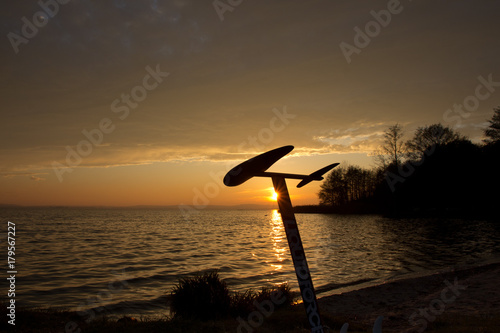 Hydrofoil vom Kiteboard im Abendlicht