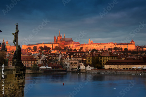 Morgenrot über Karlsbrücke und Festung Prag