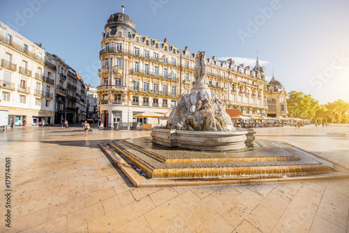 Zobacz na placu komedii z fontanną Trzech Gracji podczas porannego światła w mieście Montpellier w południowej Francji