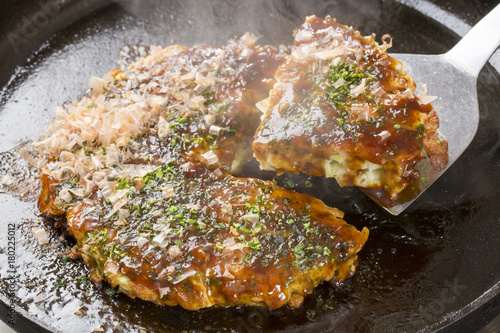 お好み焼きを食べる