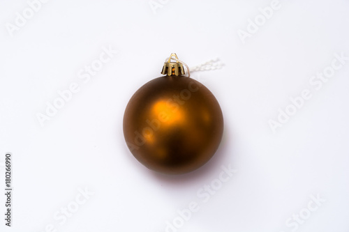 Bola dourada decoração natal fundo branco