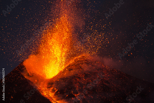 Erupcja wulkanu Etna na Sycylii, Włochy