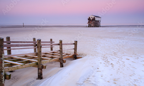 Pfahlbauten in Sant-Peter-Ording bei Sonnenaufgang / Stilted building in Sankt Peter-Ording