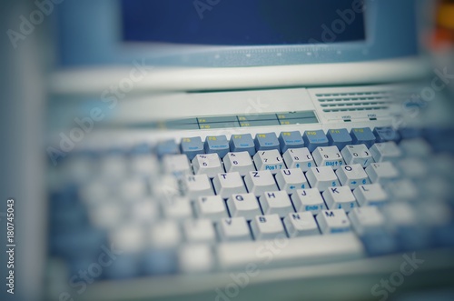 Alter Laptop aus den 90ern mit verschwommenem Hintergrund und Tastatur