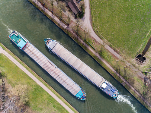 Schiffe begegnen sich auf Kanal