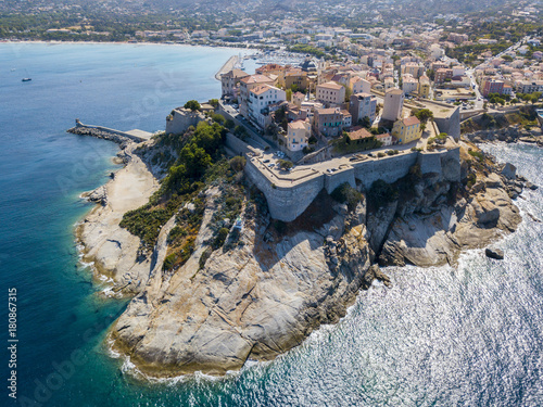 Vista aerea della città di Calvi, Corsica, Francia. Mura della città, scogliera a picco sul mare