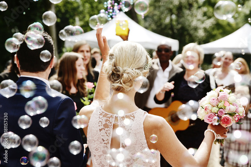 Gäste gratulieren Hochzeitspaar, Seifenblasen