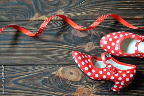 Czerwone buty w kropki do tańca flamenco