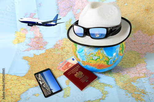 Mapa, paszport i smartfon, przygotowanie do podróży.