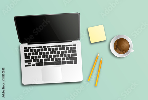 Arbeitsplatz mit Laptop, Notizblock und einer Tasse Kaffee