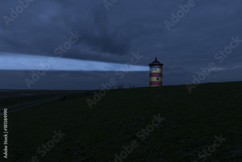 Deutschland, Niedersachsen, Ostfriesland, Krummhörn, der Leuchtturm von Pilsum. Bekannt auch aus dem Film mit dem Komiker Otto Waalkes.