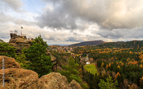 Blick vom Nonnenfelsen über Jonsdorf im Herbst