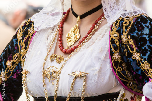 CAGLIARI, ITALIA - 2015 MAGGIO 1: 359^ Processione Religiosa di Sant'Efisio, dettaglio di un costume tradizionale sardo - Sardegna