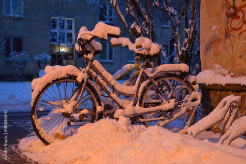 Rowery pokryte śniegiem
