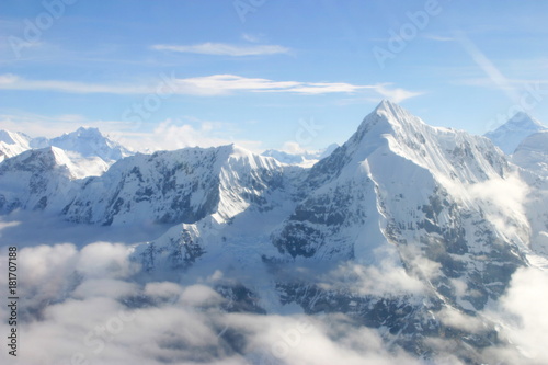  Everest desde el aire. Vuelo sobre la montaña más alta de la Tierra, con una altura de 8848 metros en el Himalaya entre Nepal y China