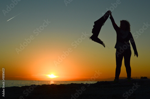 femme coucher de soleil lumière forme silhouette santé zen 