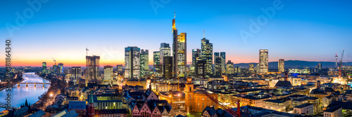 Frankfurt Skyline Panorama bei Nacht