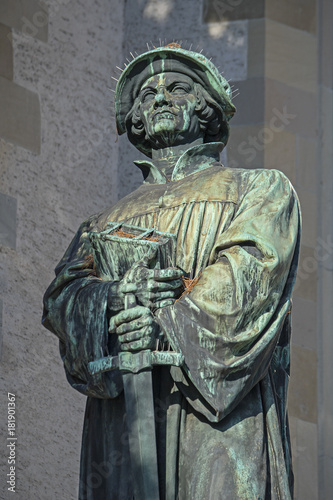 Denkmal für den Reformator Ulrich Zwingli, bei der Wasserkirche in Zürich, Schweiz