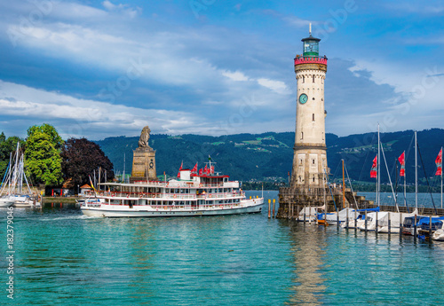 Hafen von Lindau im Bodensee mit Rundfahrtschiff 