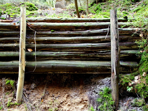 Drewniana bariera blokująca osuwanie się piasku z góry - infrastruktura w rezerwacie przyrody