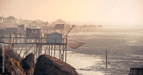 carrelet de bord de mer avec couleurs automnal sur le littoral charentais