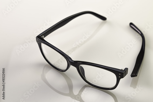 gebrochener Brillenbügel