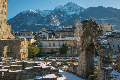 Anfiteatro romano nel centro storico di Aosta con la neve