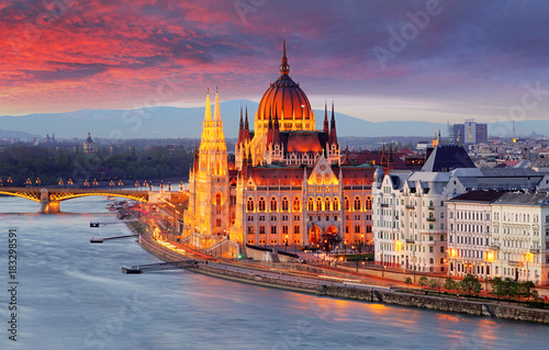 Węgierski parlament, Budapeszt o zachodzie słońca