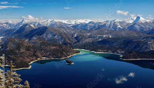 Panorama des Walchensees und der Alpen vom Herzogstand gesehen