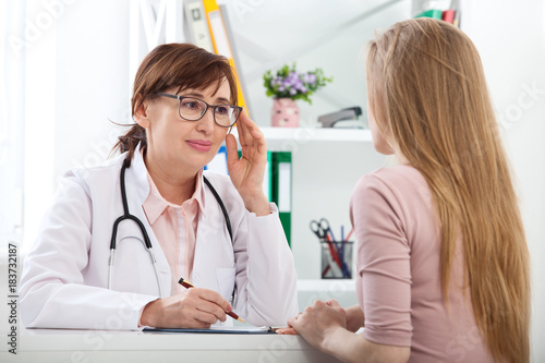 doctor explaining diagnosis to her female patient