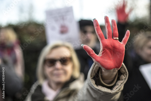 mano donna protesta manifestazione