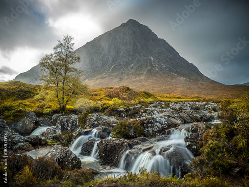 buachaille etive mor with small river, szkocja