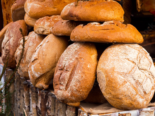 Stoisko z tradycyjnym chlebem na targach zdrowej żywności
