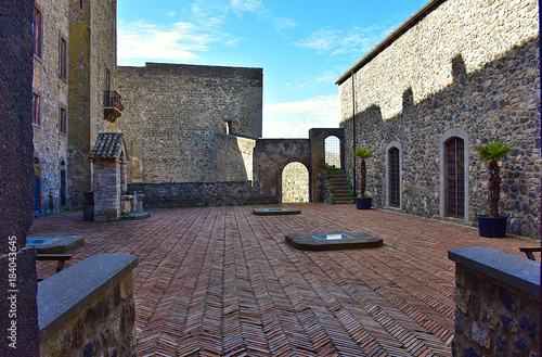 Italia, Basilicata, Melfi. Città costituita da un centro storico di aspetto medievale. Castello normanno, secolo XI. Corte interna.