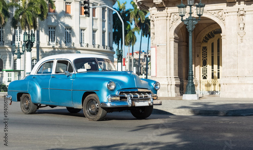 Amerikanischer blauer Chevrolet Oldtimer mit weissem Dach auf der Strasse in Havana City Cuba - Serie Cuba Reportage