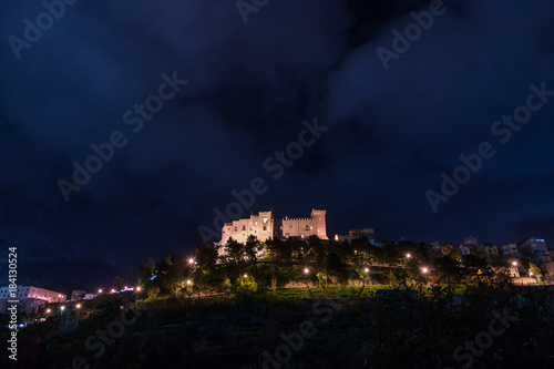 Veduta notturna del castello La Grua-Talamanca nel comune di Carini, provincia di Palermo IT