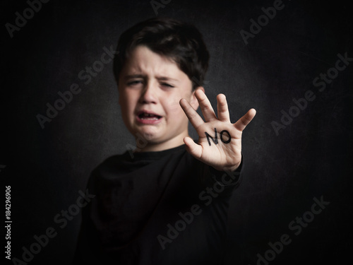 niño maltratado,niño llorando 