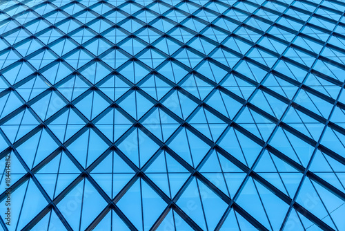 Geometryczny wzór szklanej ściany